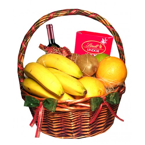 Коледна кошница с вино, плодове, бонбони и коледна метличка за късмет