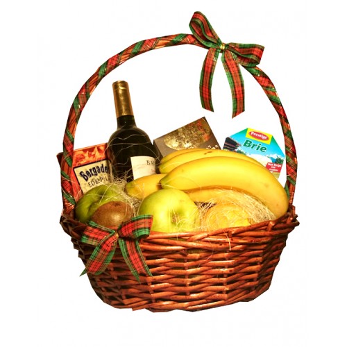 Коледна кошница с плодове, вино и сирена