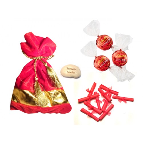 Коледна торбичка с късмети, бонбони и гравирано бобче